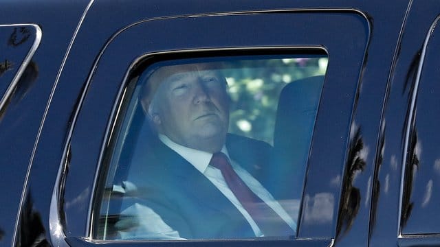 US-Präsident Donald Trump in der gepanzerten Präsidentenlimousine. US-Präsident Donald Trump in der gepanzerten Präsidentenlimousine.