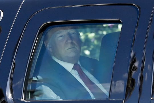 US-Präsident Donald Trump in der gepanzerten Präsidentenlimousine.