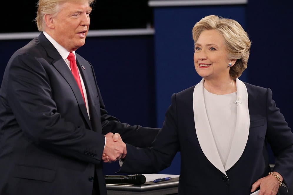 Hillary Clinton bei einer Debatte mit Donald Trump im Wahlkampf 2016: Die Demokratin rät ihrer Partei zu Sachpolitik im Umgang mit dem Präsidenten.p