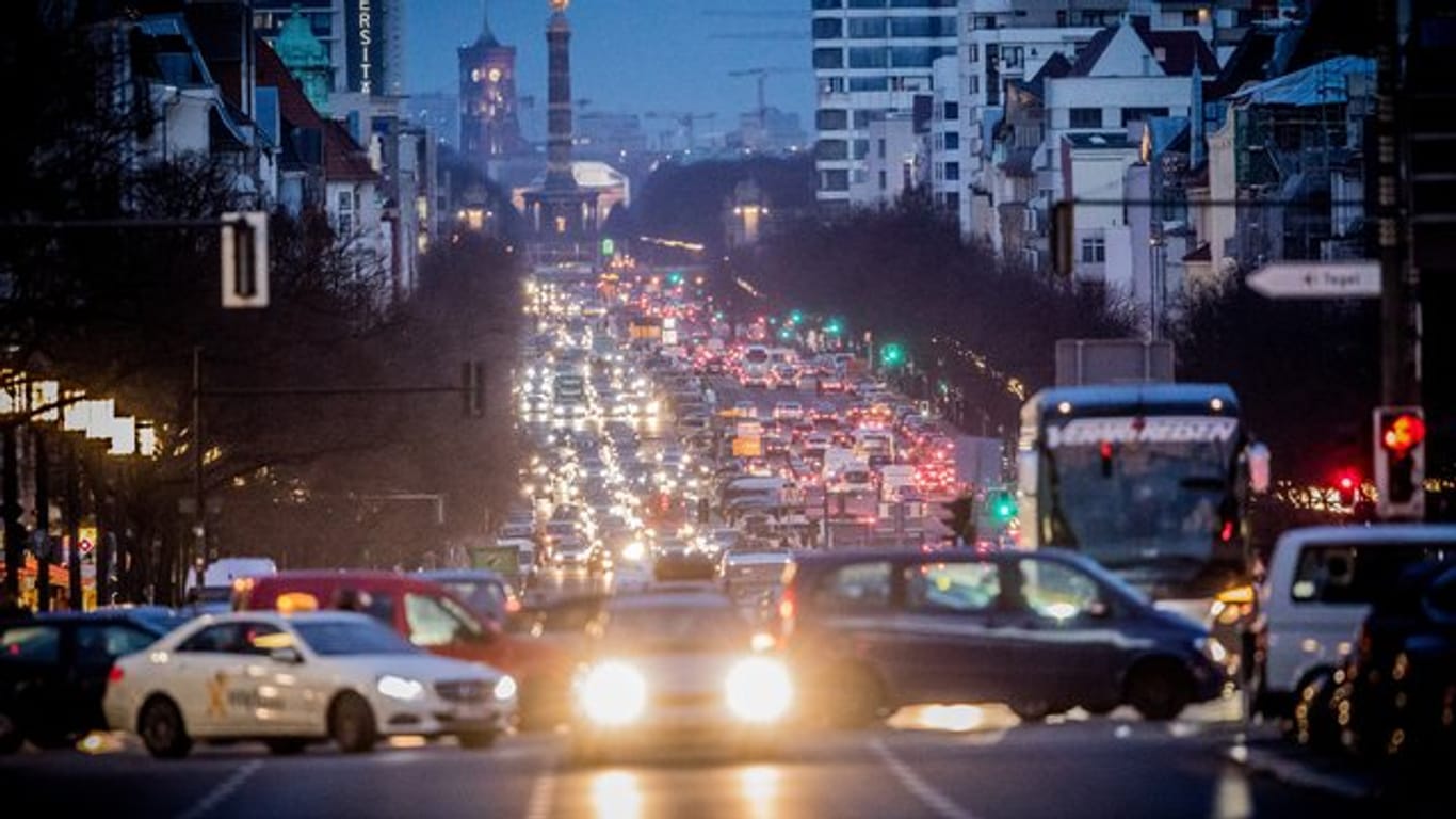 Abendlicher Berufsverkehr in Berlin: Der Deutsche Städtetag hat sich dafür ausgesprochen, in interessierten Kommunen eine City-Maut zu erproben.