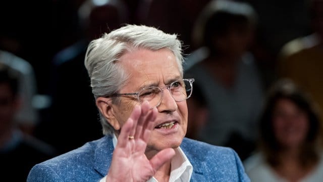 Frank Elstner hat sich in seiner neuen Talkshow mit Jan Böhmermann unterhalten. Frank Elstner hat sich in seiner neuen Talkshow mit Jan Böhmermann unterhalten.