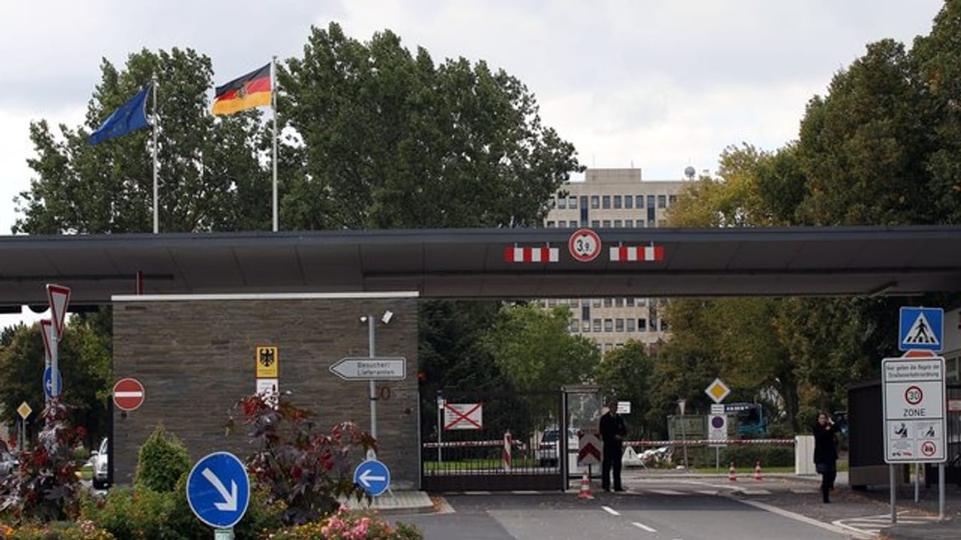 Eine deutsche und eine europäische Flagge wehen vor dem Sitz des Verteidigungsministeriums (Bmvg) auf der Hardthöhe in Bonn.