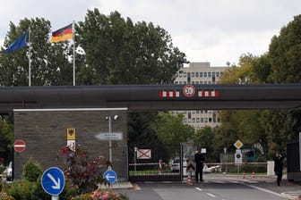 Eine deutsche und eine europäische Flagge wehen vor dem Sitz des Verteidigungsministeriums (Bmvg) auf der Hardthöhe in Bonn.