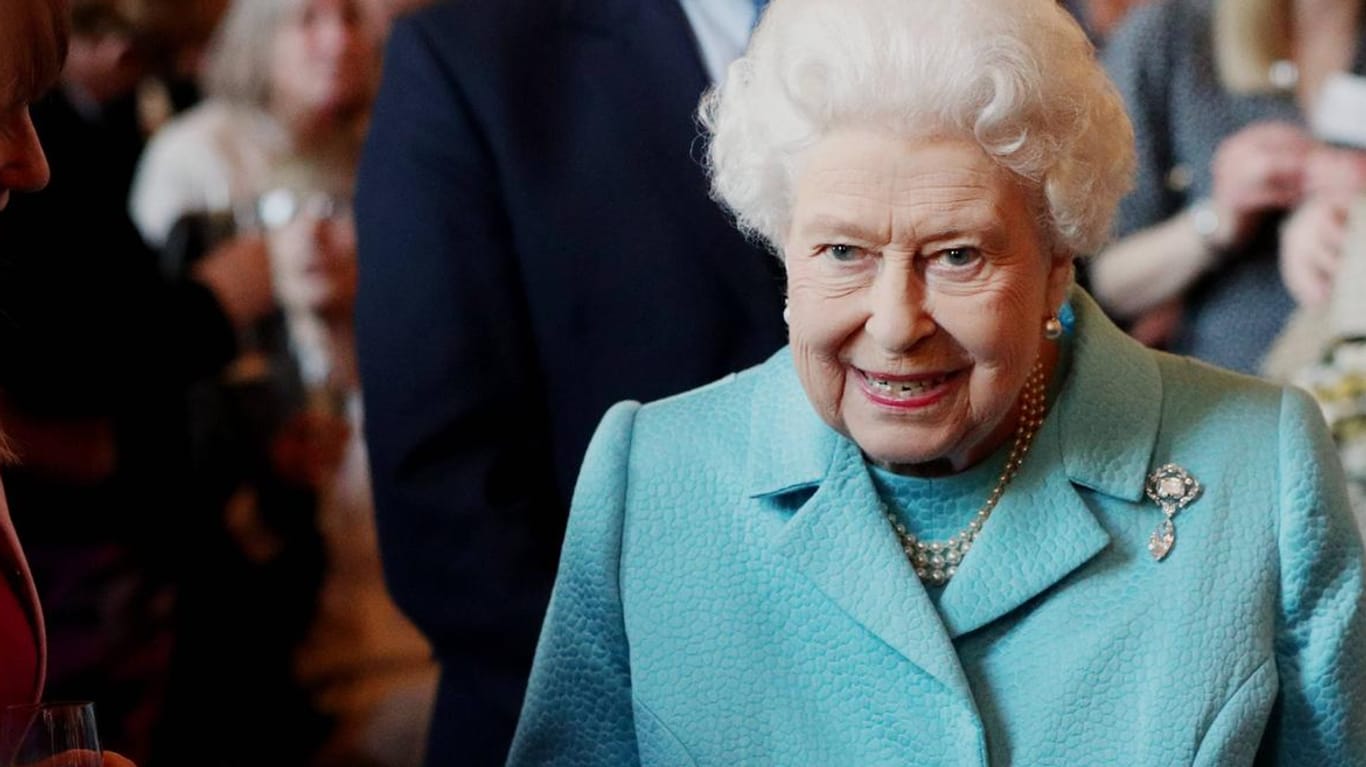 Queen Elizabeth II.: Bei einer Dinnerveranstaltung überraschte die Königin mit ihrer lockeren Art.