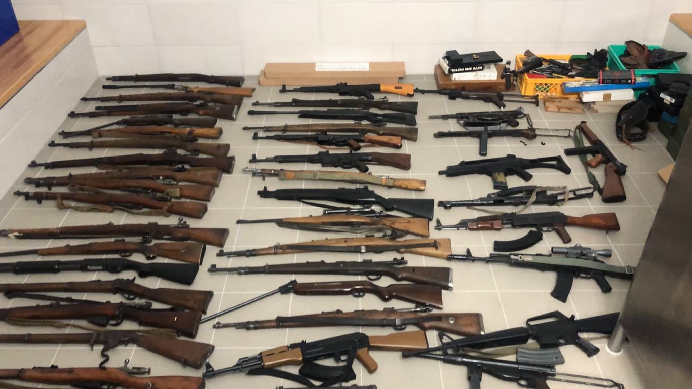 500 Waffen in Privatwohnung gefunden: Der Besitzer ist bereits verstorben.