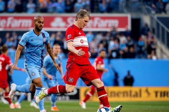 Musste mit Chicago eine Niederlage hinnehmen: Bastian Schweinsteiger (r).