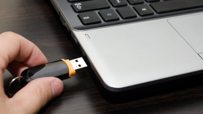 Ein USB-Stick wird an einen Rechner gesteckt (Symbolbild): Derzeit können angeschlossene USB-Sticks oder SD-Karten ein Windows-Update verhindern.