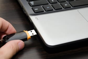 Ein USB-Stick wird an einen Rechner gesteckt (Symbolbild): Derzeit können angeschlossene USB-Sticks oder SD-Karten ein Windows-Update verhindern.