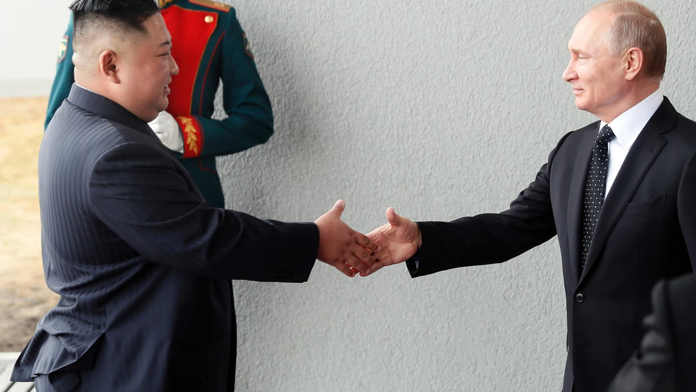 Handschlag in Wladiwostock: Russlands Präsident Wladimir Putin (r.) empfing am Donnerstag den nordkoreanischen Machthaber Kim Jong Un.
