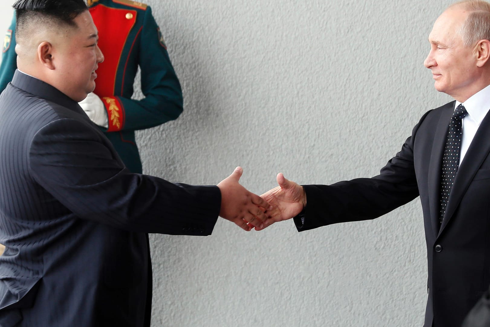 Handschlag in Wladiwostock: Russlands Präsident Wladimir Putin (r.) empfing am Donnerstag den nordkoreanischen Machthaber Kim Jong Un.