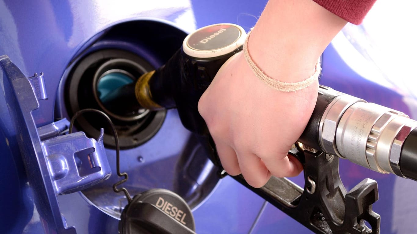Tankstellenzapfhahn: Zusätzliches Gewicht im Fahrzeug steigert den Spritverbrauch – 100 Kilogramm um rund 0,3 Liter.