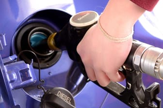 Tankstellenzapfhahn: Zusätzliches Gewicht im Fahrzeug steigert den Spritverbrauch – 100 Kilogramm um rund 0,3 Liter.