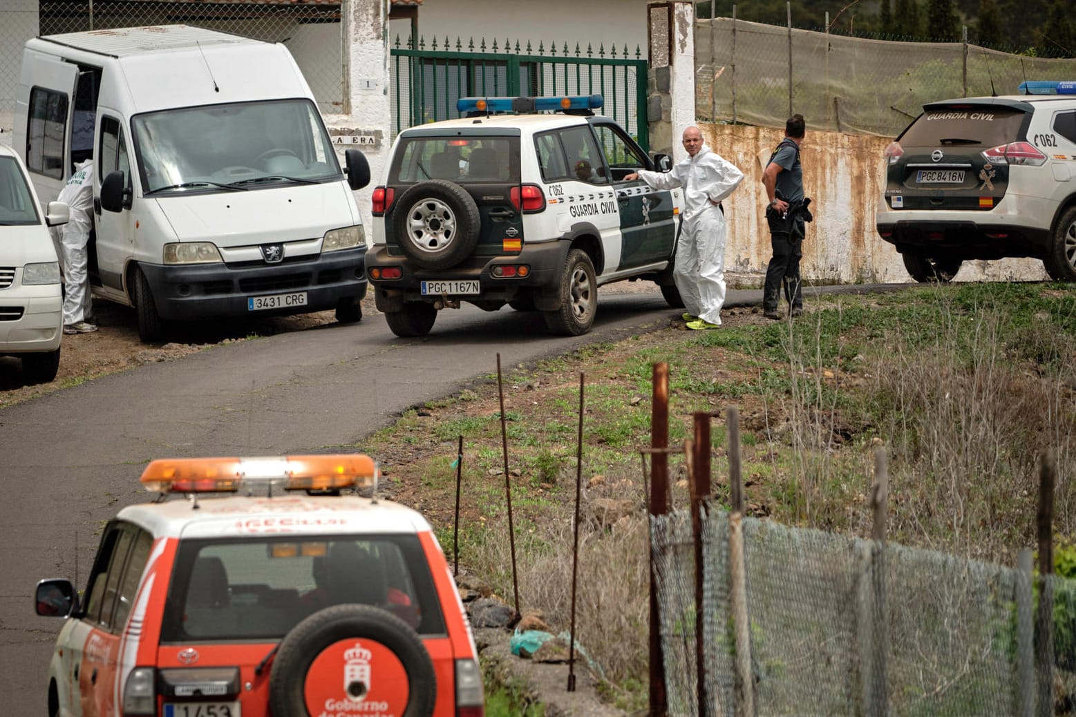 Einsatzkräfte auf Teneriffa: Ein Fünfjähriger hat mit seinen Aussagen eine Suchaktion ausgelöst, bei der die Mutter und der Bruder des Jungen tot in einer Höhle gefunden wurden.