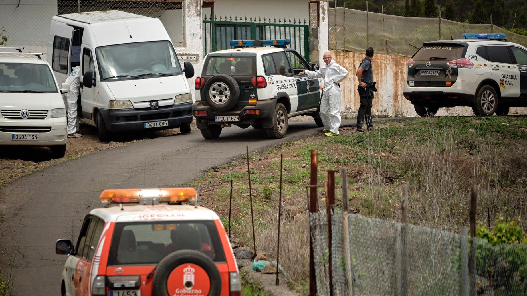 Einsatzkräfte auf Teneriffa: Ein Fünfjähriger hat mit seinen Aussagen eine Suchaktion ausgelöst, bei der die Mutter und der Bruder des Jungen tot in einer Höhle gefunden wurden.