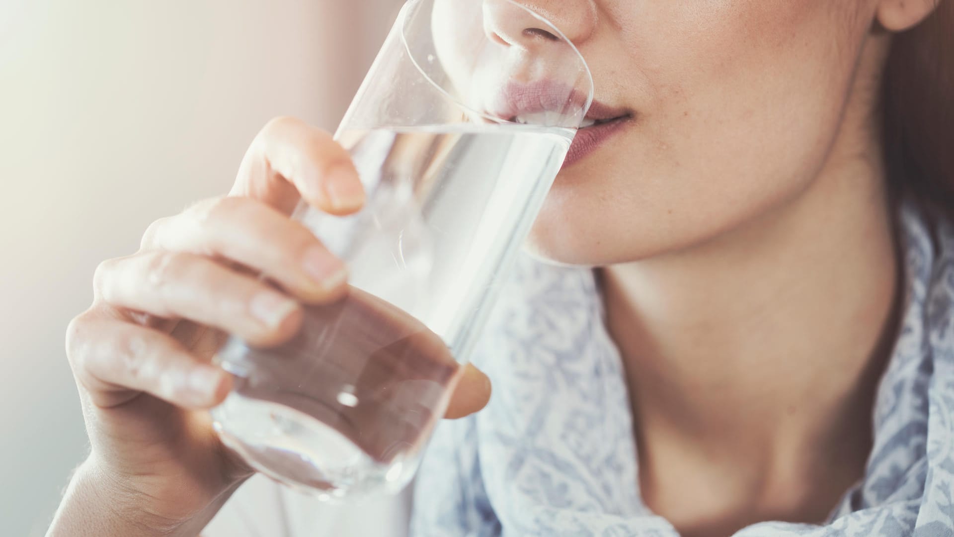 Trinken: Wasser ist der beste und gesündeste Weg, den täglichen Flüssigkeitsbedarf zu decken. 1,5 Liter sollten es mindestens sein.