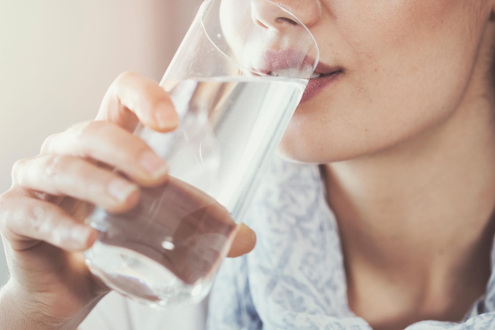 Trinken: Wasser ist der beste und gesündeste Weg, den täglichen Flüssigkeitsbedarf zu decken. 1,5 Liter sollten es mindestens sein.