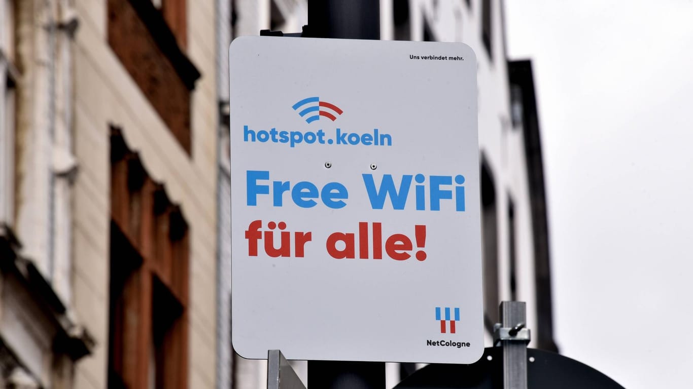 Ein Schild informiert über einen WLAN-Hotspot: Mit der App WiFi Finder konnten Nutzer solche Hotspots leichter finden.