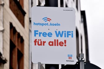 Ein Schild informiert über einen WLAN-Hotspot: Mit der App WiFi Finder konnten Nutzer solche Hotspots leichter finden.