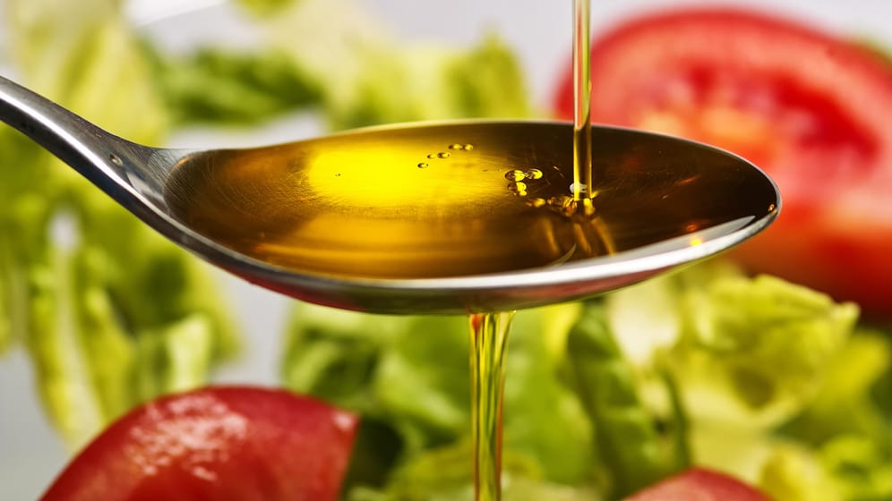 Olivenöl: Nach der europäischen Olivenölverordnung darf ein natives Olivenöl keine Fehlnote in Geschmack und Geruch aufweisen.