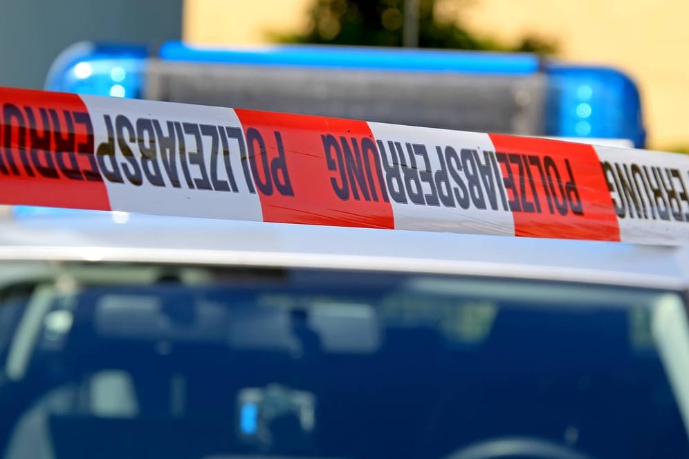 Polizeiabsperrung: In Ludwigsburg ist ein toter Mann gefunden worden. (Symbolbild)