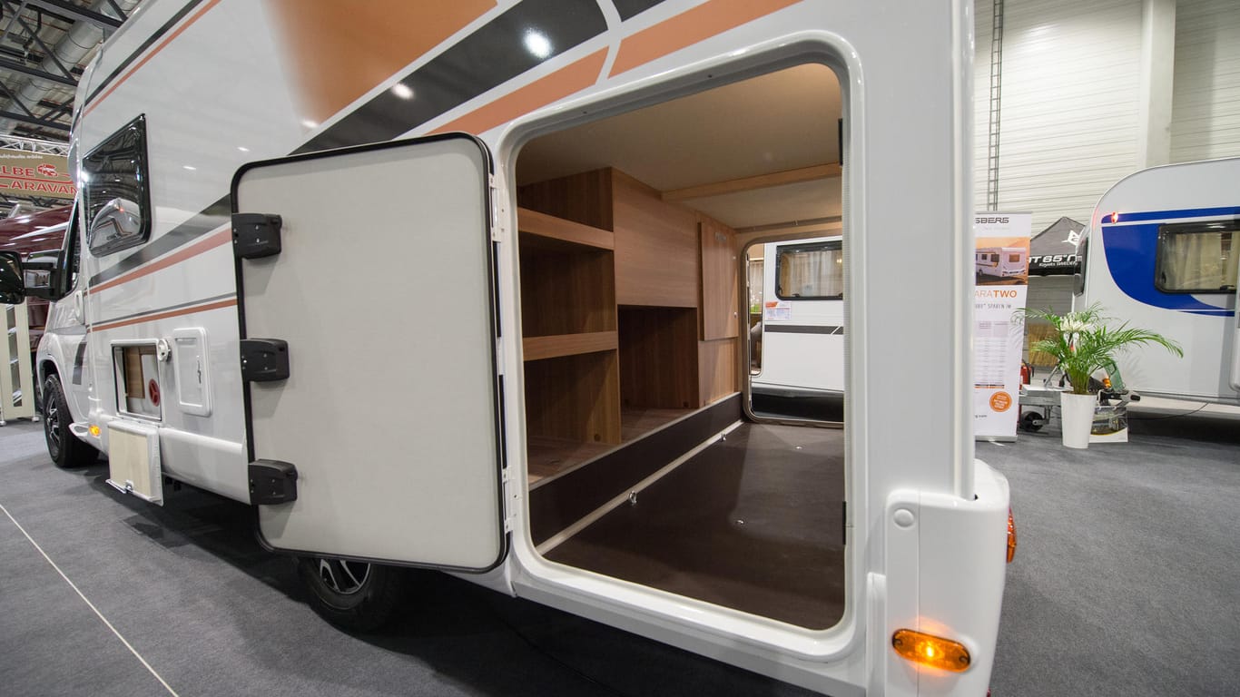 Caravan: Viel Platz im Stauraum – doch wer zu viele und zu schwere Sachen in sein Wohnmobil packt, kann schnell das zulässige Gesamtgewicht des Fahrzeugs überschreiten.