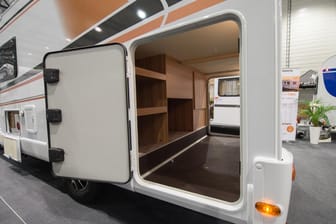 Caravan: Viel Platz im Stauraum – doch wer zu viele und zu schwere Sachen in sein Wohnmobil packt, kann schnell das zulässige Gesamtgewicht des Fahrzeugs überschreiten.