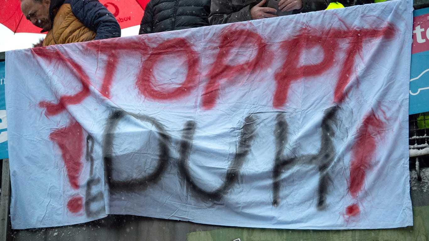 Ein Banner mit der Aufschrift "Stoppt DUH!" Die Deutsche Umwelthilfe (DUH) muss vor dem BGH erklären, ob und wie der Verband seine Gewinne und Überschüsse investiert.