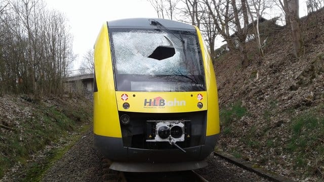 Die zerstörte Frontscheibe des Zuges nach der Gullydeckel-Attacke zwischen Erndtebrück und Bad Berleburg. Die zerstörte Frontscheibe des Zuges nach der Gullydeckel-Attacke zwischen Erndtebrück und Bad Berleburg.