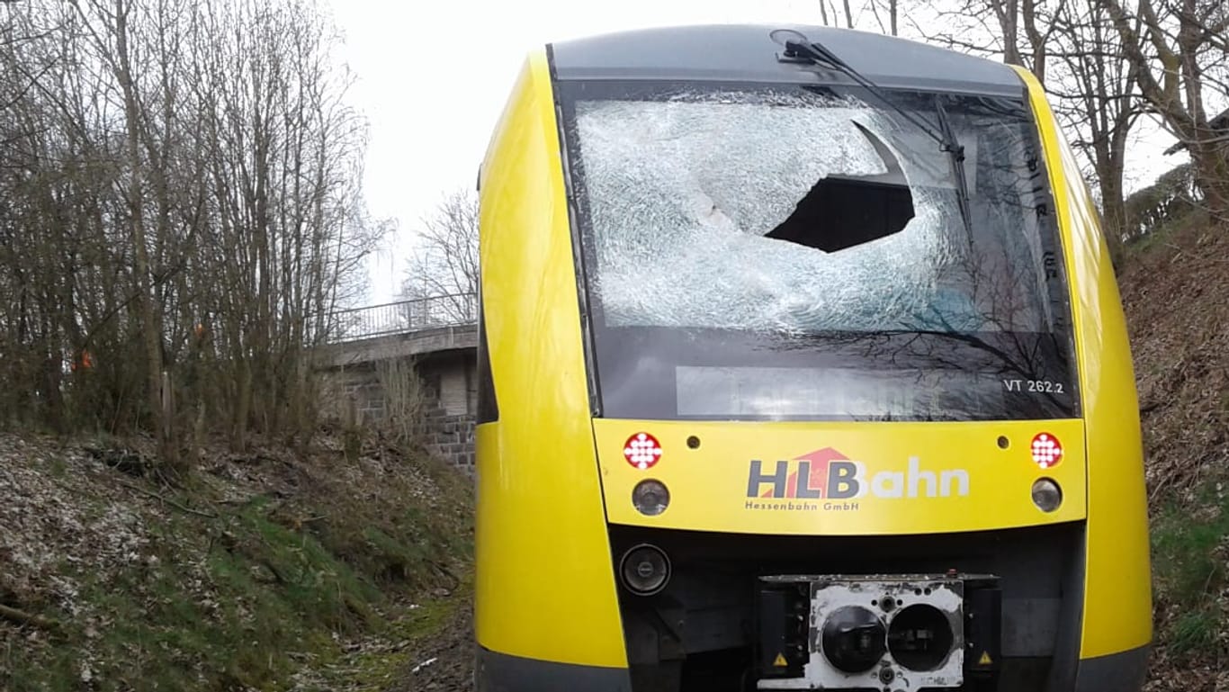 Nordrhein-Westfalen, Bad Berleburg: Das Foto zeigt die zerstörte Frontscheibe eines Zuges der Hessischen Landesbahn.