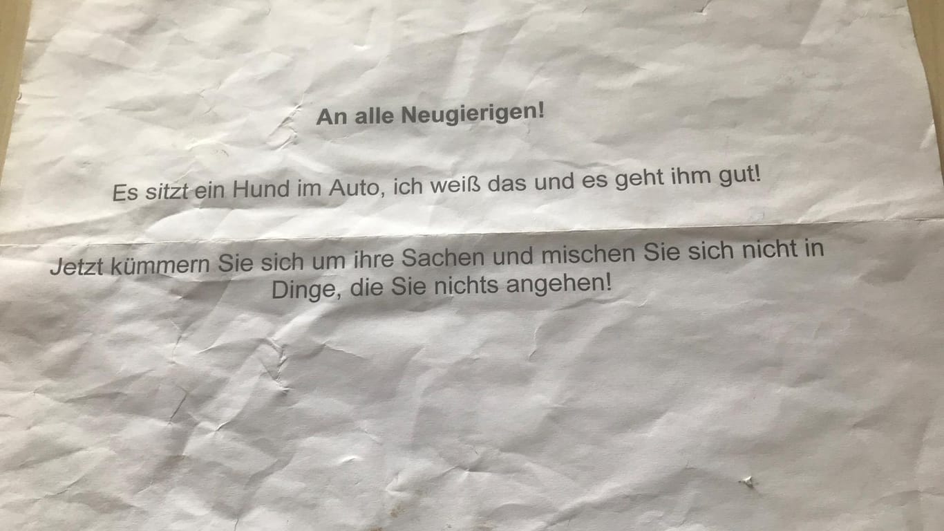 Der Zettel im Auto: Offenbar war sich der Besitzer sicher, dass es dem Hund gut geht.