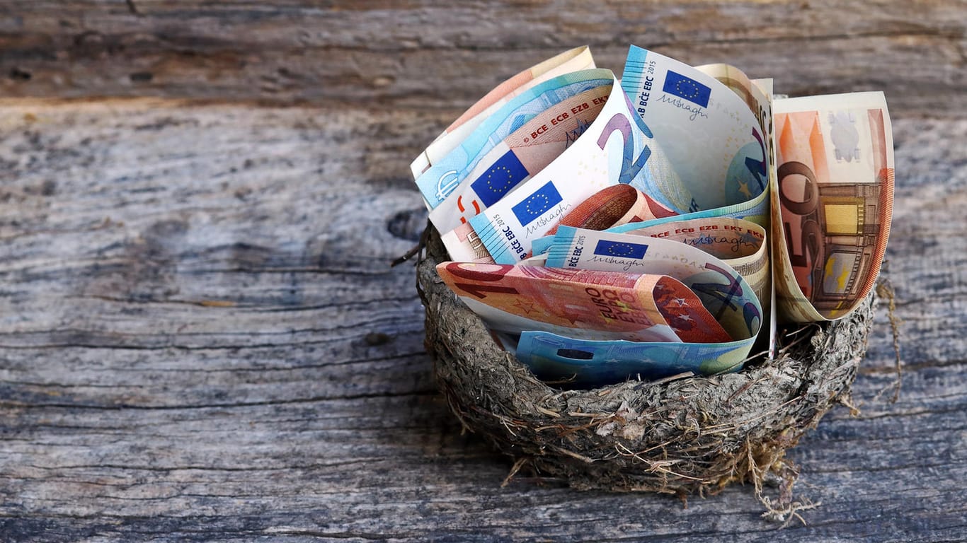 Euronoten in einem Nest: Was tun mit Geld in Zeiten von Niedrigzinsen – Sparen, Investieren oder Ausgeben?