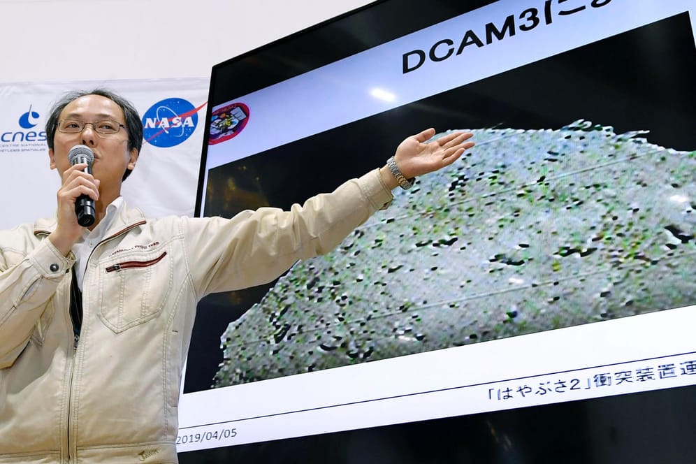 Yuichi Tsuda, Projektmanager von der Japan Aerospace Exploration Agency (JAXA): Die Raumsonde "Hayabusa2" hat den Asteroiden Ryugu mit einer Art Projektil beschossen.