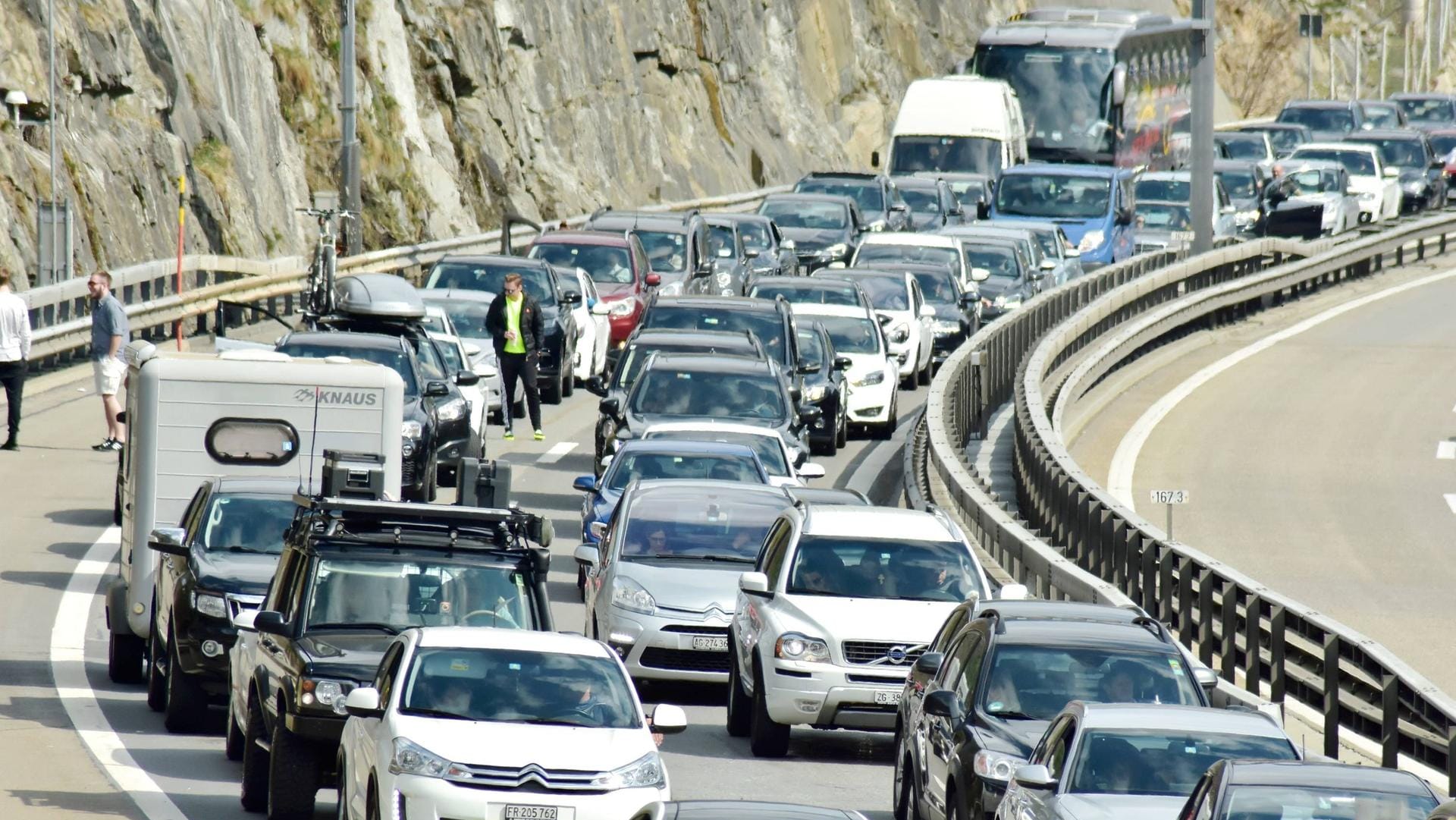 Stau auf der Gotthardautobahn: Am Wochenende nach Ostern ist auch mit Wartezeiten am Südportal des Gotthardtunnels zu rechnen.