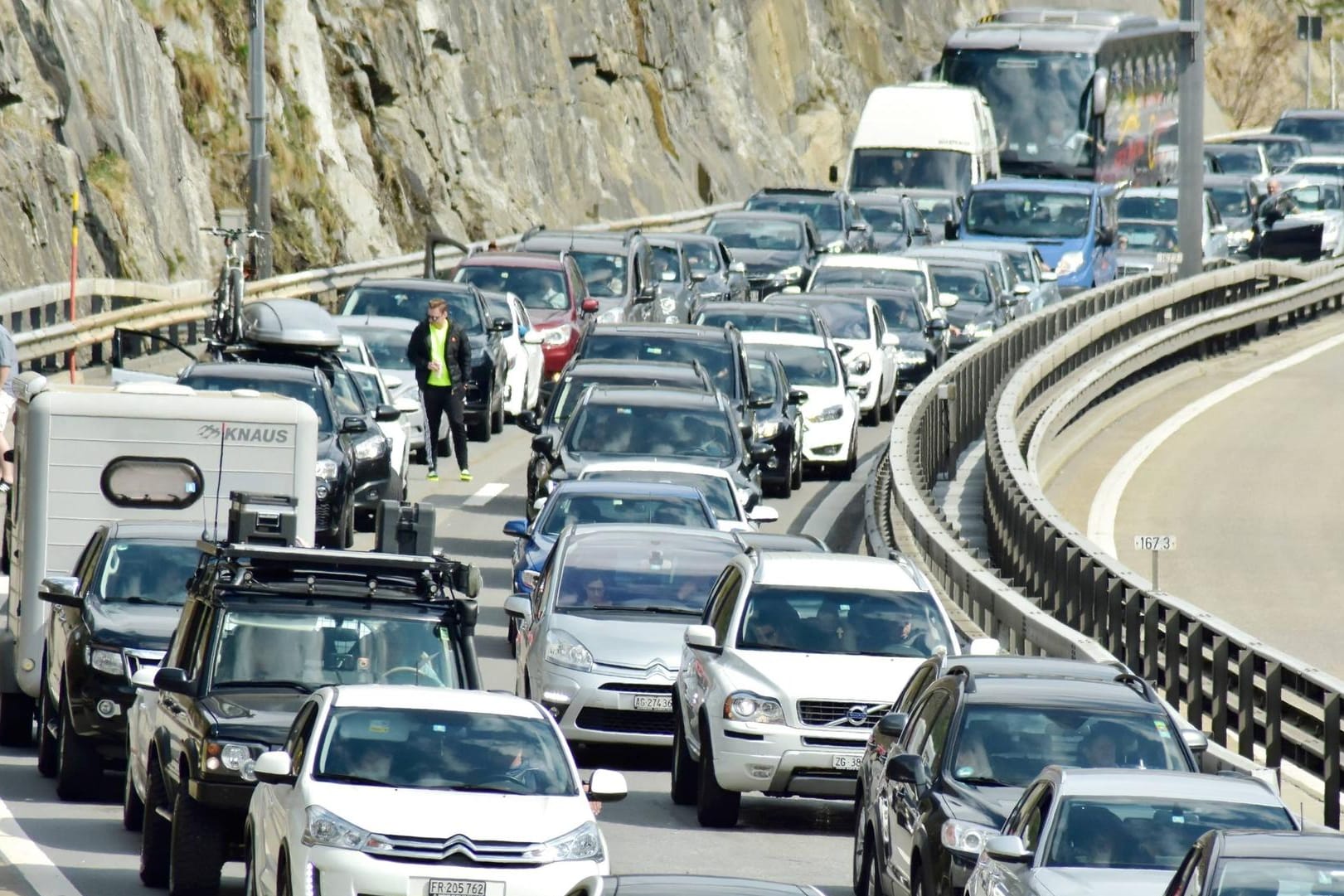 Stau auf der Gotthardautobahn: Am Wochenende nach Ostern ist auch mit Wartezeiten am Südportal des Gotthardtunnels zu rechnen.