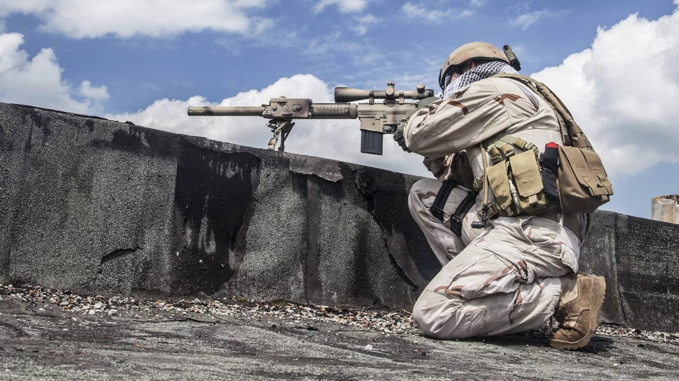 Ein Scharfschütze der Navy Seals (Symbolbild): Ein Mitglied der US-Spezialeinheit soll im Irak im Jahr 2017 schwere Kriegsverbrechen begangen haben.