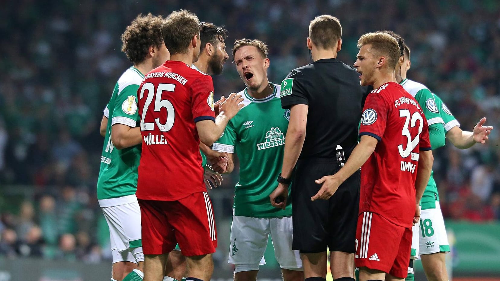 Die Szene des Spiels: Schiedsrichter Robert Kampka entscheidet auf Elfmeter für Bayern.