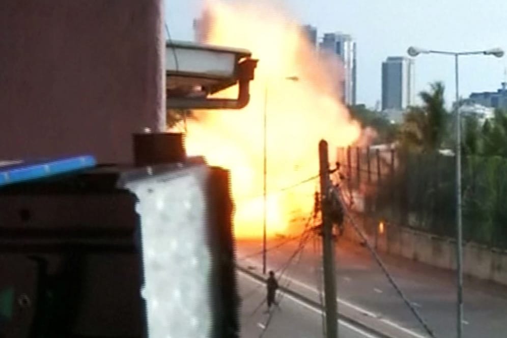 Der Moment der Explosion vor der Kirche St.-Antonius in Colombo: Die koordinierten Anschläge trafen mehrere Kirchen und Hotels.