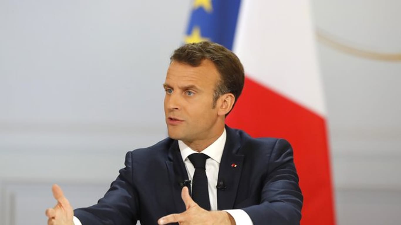 Emmanuel Macron spricht bei einer Pressekonferenz über seine Reformpläne nach der Bürgerdebatte.