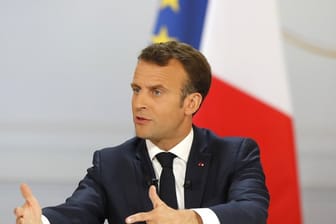 Emmanuel Macron spricht bei einer Pressekonferenz über seine Reformpläne nach der Bürgerdebatte.