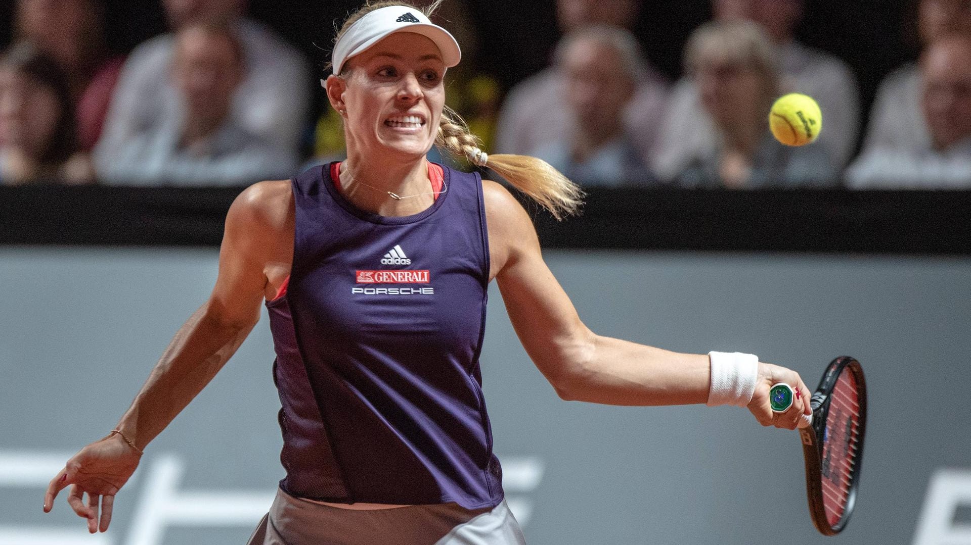 Volle Konzentration auf die Vorhand: Angelique Kerber während des Matches gegen Andrea Petkovic.