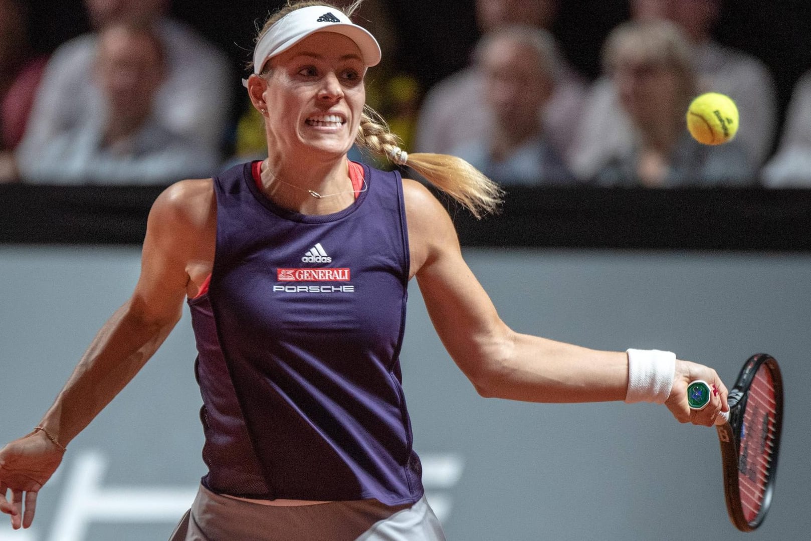 Volle Konzentration auf die Vorhand: Angelique Kerber während des Matches gegen Andrea Petkovic.