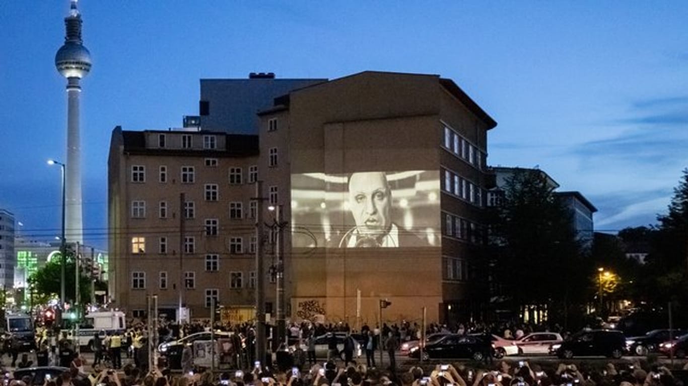Fans schauen sich das Video zur Single "Radio" der Band Rammstein an der Ecke Torstraße/Prenzlauer Allee an.