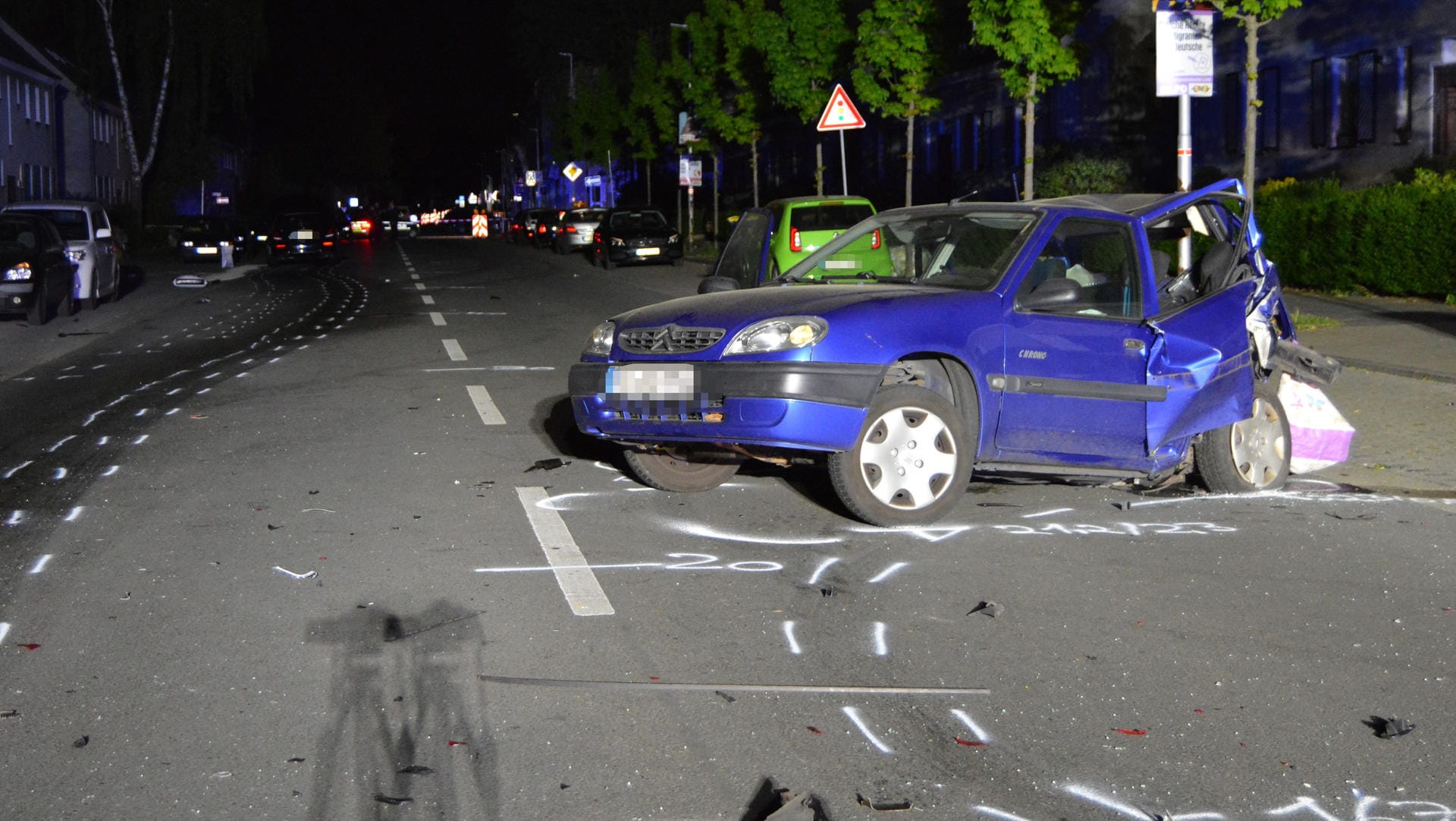 Das Auto der unbeteiligten Frau: Zwei Autofahrer hatten sich am Montagabend ein Autorennen in Moers geliefert.