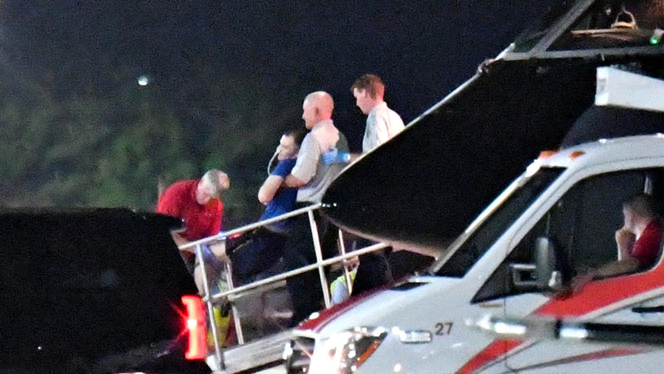 13. Juni 2017: Helfer tragen den im Koma liegenden Otto Warmbier in Cincinnati (US-Staat Ohio) aus einem Flugzeug.