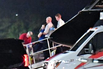 13. Juni 2017: Helfer tragen den im Koma liegenden Otto Warmbier in Cincinnati (US-Staat Ohio) aus einem Flugzeug.