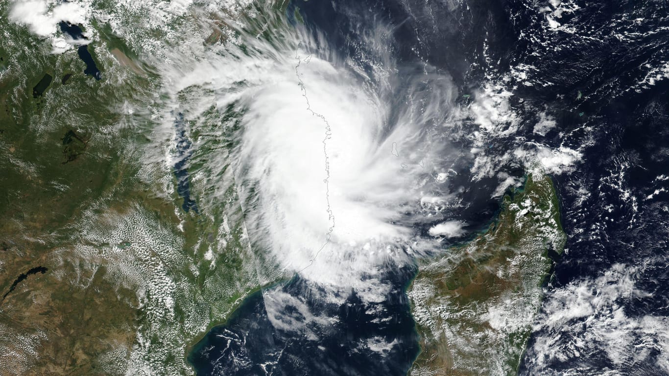 Zyklon "Kenneth" nähert sich der Küste von Mosambik: Der schwere Sturm traf am Donnerstagabend in der nördlich Provinz Cabo Delgado auf Land.