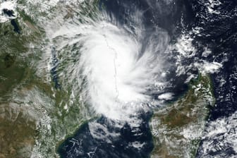 Zyklon "Kenneth" nähert sich der Küste von Mosambik: Der schwere Sturm traf am Donnerstagabend in der nördlich Provinz Cabo Delgado auf Land.