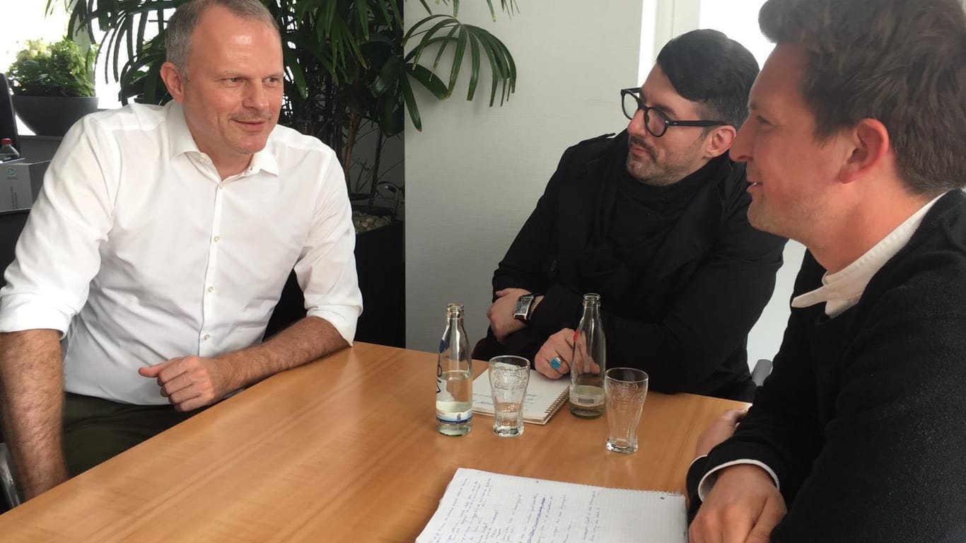 Jochen Schneider im Gespräch mit den Redakteuren David Digili und Robert Hiersemann.