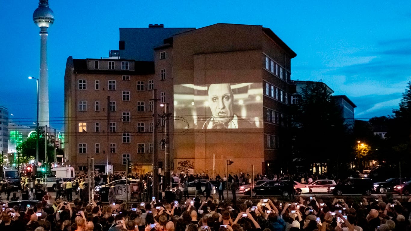 Rammstein-Single "Radio": Zahlreiche Menschen schauen sich das Video zur Singe "Radio" der Band Rammstein an der Ecke Torstraße/Prenzlauer Allee an.