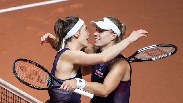 Angelique Kerber (r) und Andrea Petkovic nehmen sich nach dem Spiel in den Arm.